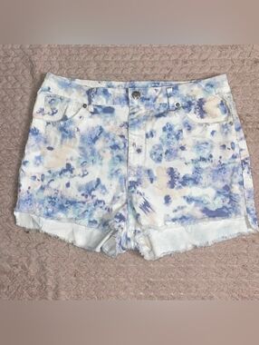 Size 16 high-rise Women’s blue/purple/light pink and white tie-dye shorts NWOT